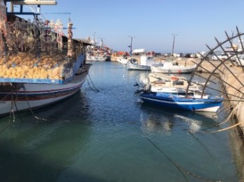 Schiffe und Boote im Hafen